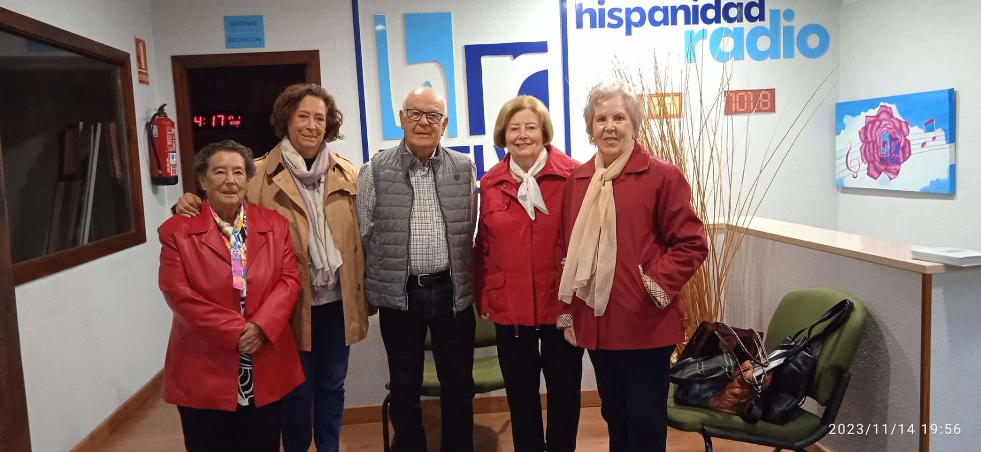 Puede ser una imagen de 5 personas, sala de prensa y texto